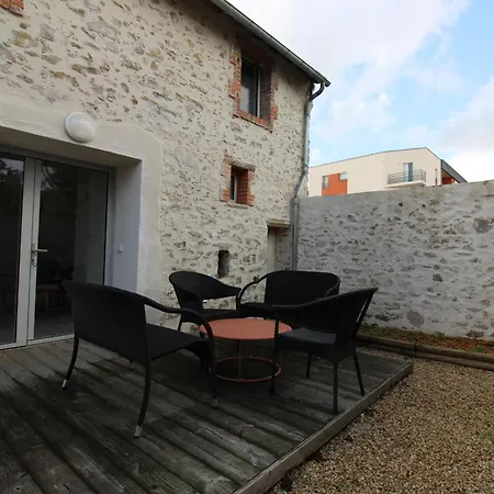 Au Petit Jardin D Сasa de vacaciones Aizenay